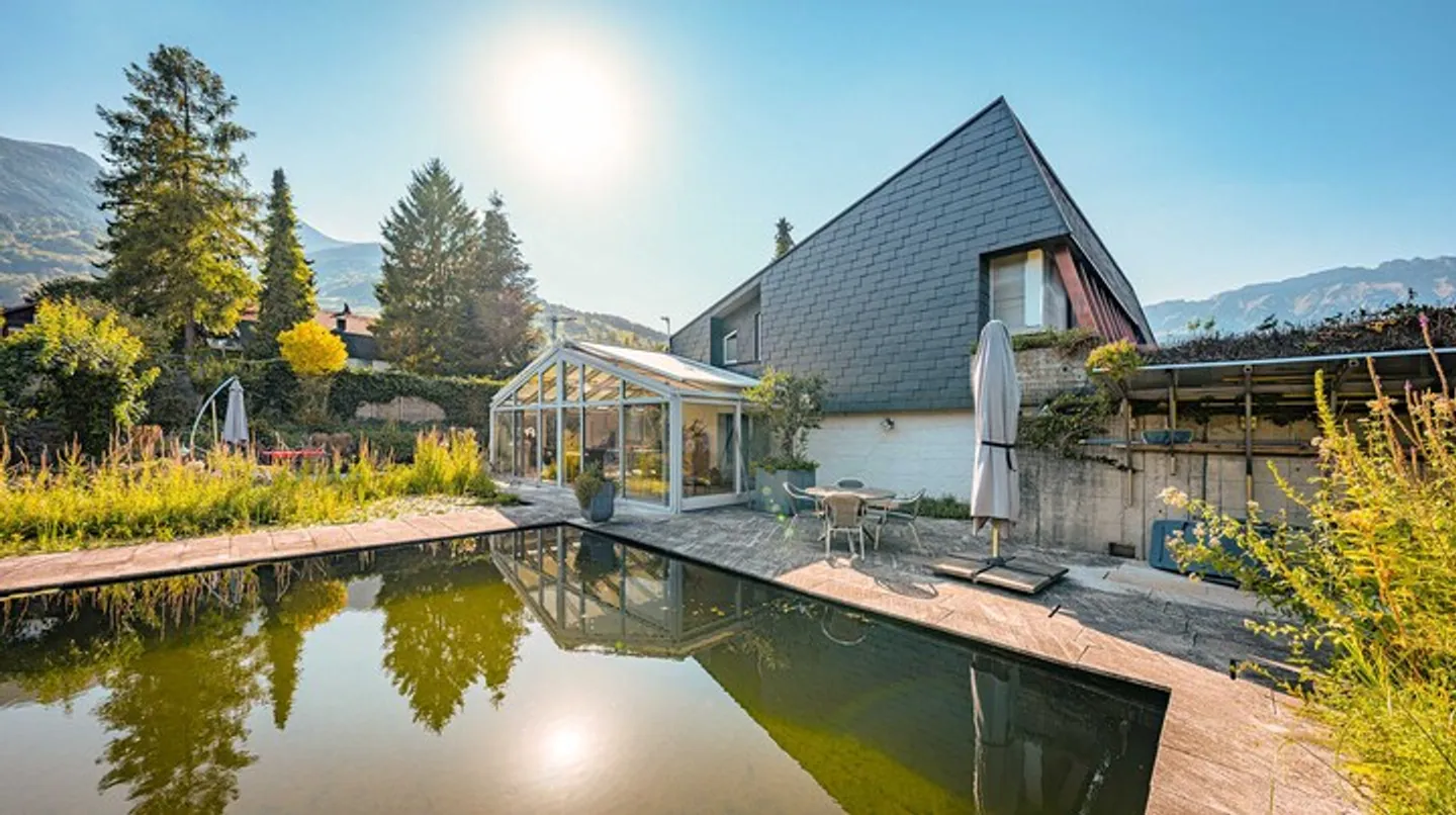 MAISON INDIVIDUELLE AVEC OASIS DE JARDIN EXCEPTIONNELLE ET PISCINE - Photo 1 sur 8