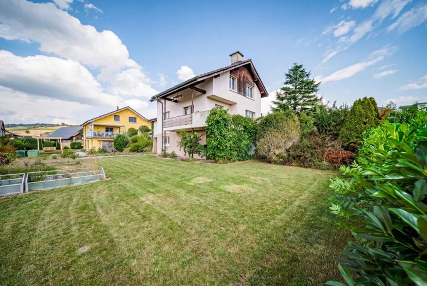 DETACHED SINGLE-FAMILY HOUSE WITH A LOT OF SURROUNDINGS - Photo 7 of 8