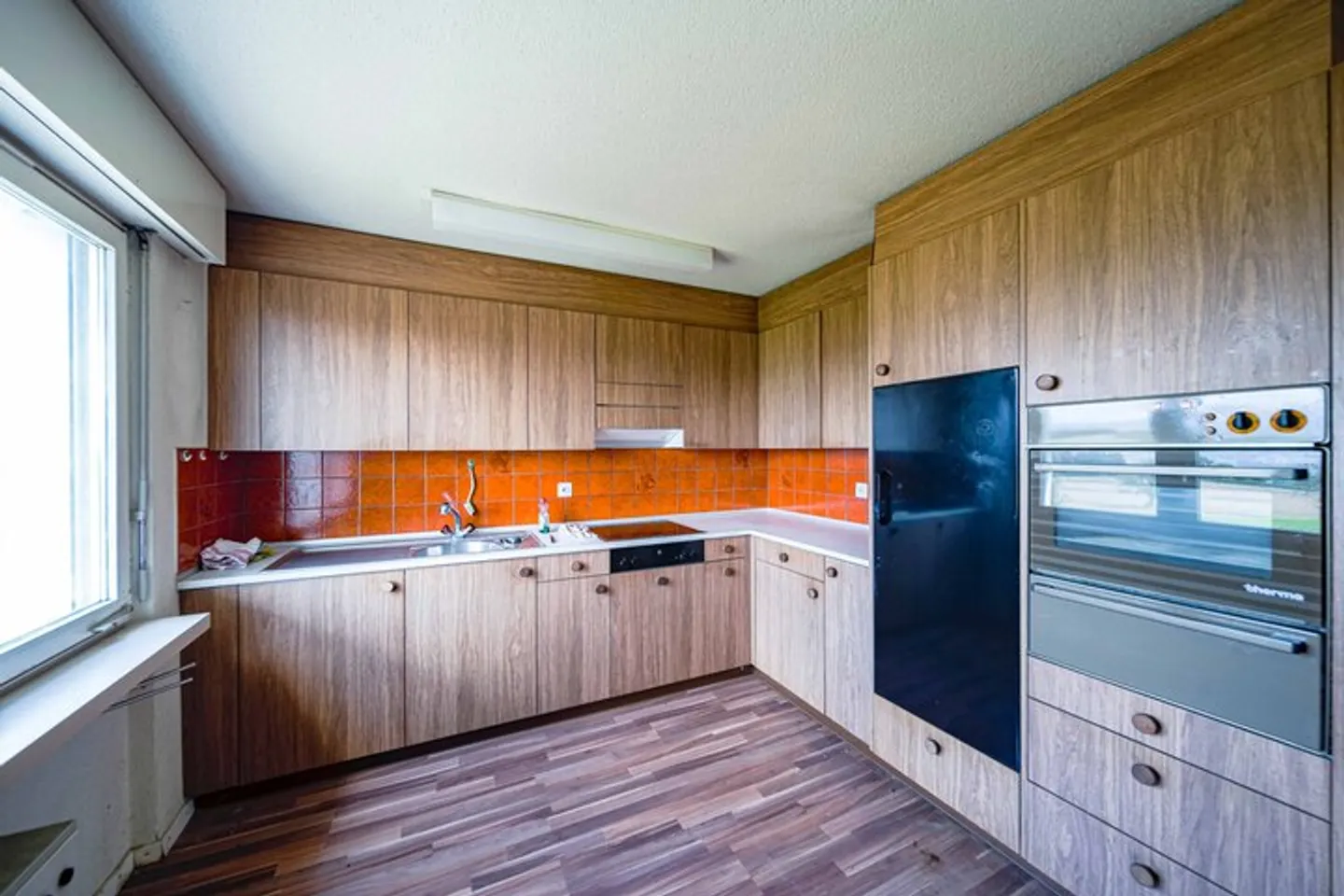DETACHED SINGLE-FAMILY HOUSE WITH A LOT OF SURROUNDINGS - Photo 3 of 8