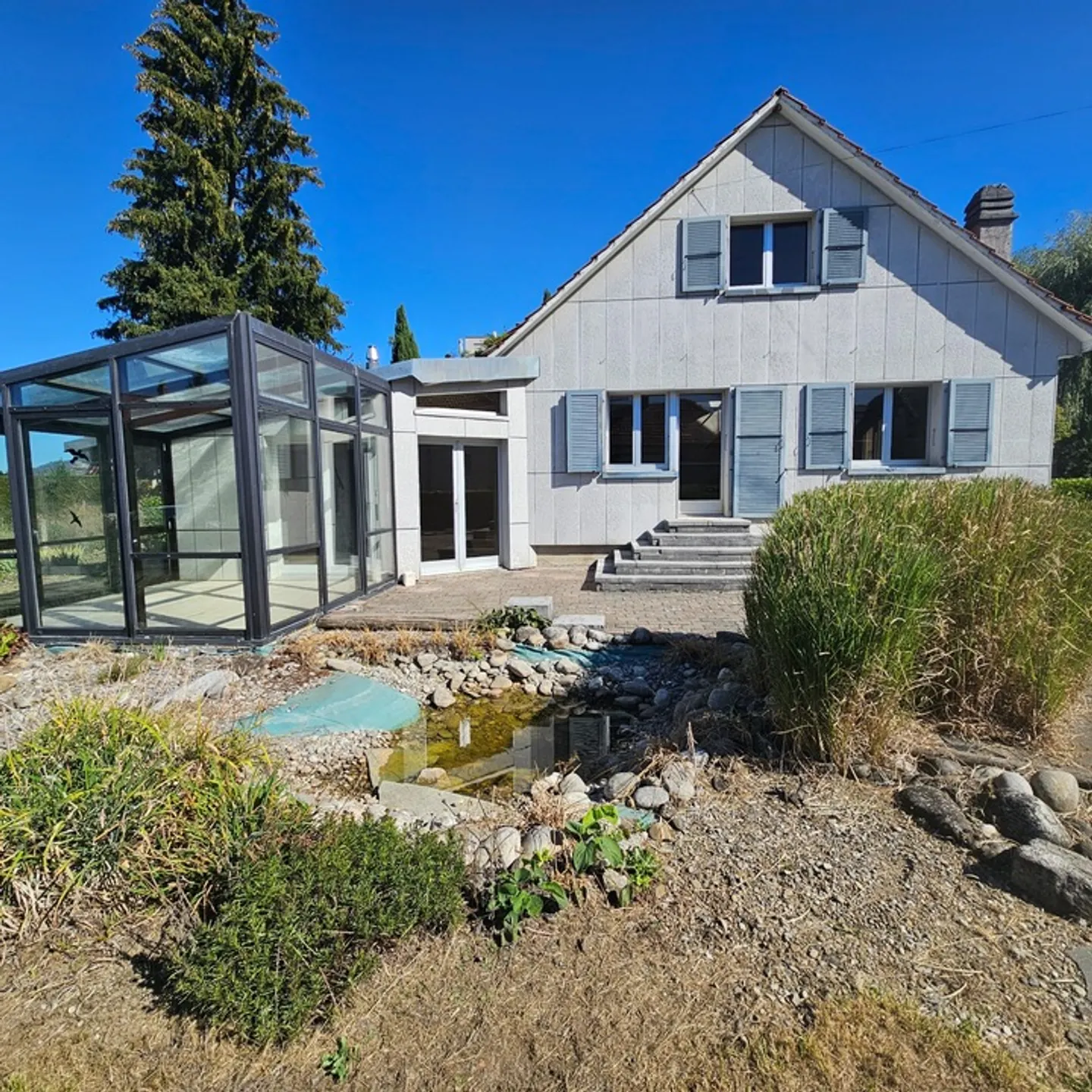 EINFAMILIENHAUS MIT GROSSEM GARTEN - BEFRISTET ZU MIETEN - Foto 1 di 8