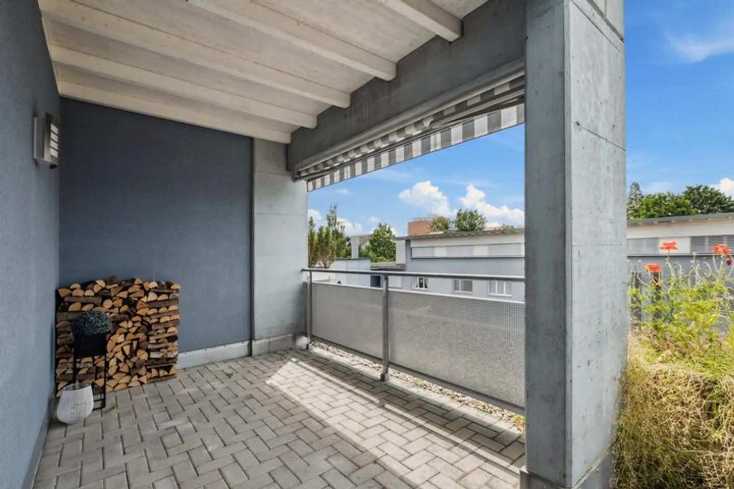 SPACIOUS LIVING AREA WITH SWEDISH STOVE - PENTHOUSE IN BAAR - Photo 8 of 8