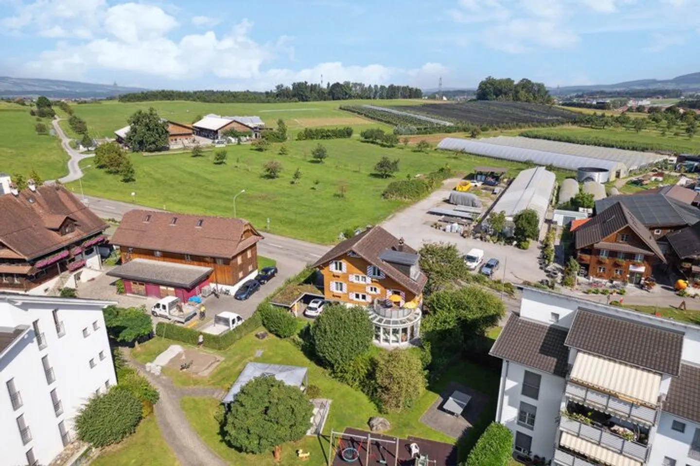 OÙ LE CHARME RUSTIQUE RENCONTRE UN GRAND POTENTIEL - Photo 2 sur 7