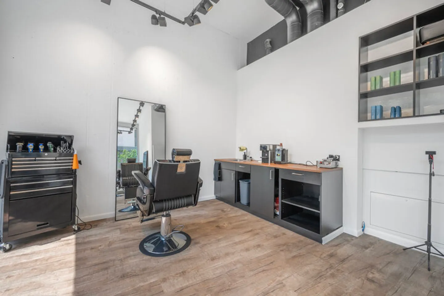 3 UNITÉS COMMERCIALES LOUEES AVEC RENDEMENT À LA GARE DE BÜLACH - Photo 5 sur 8