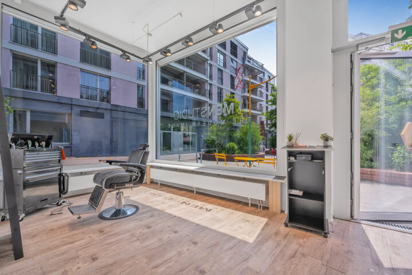 3 UNITÉS COMMERCIALES LOUEES AVEC RENDEMENT À LA GARE DE BÜLACH - Photo 7 sur 8