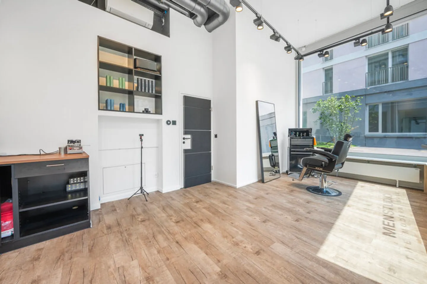 3 UNITÉS COMMERCIALES LOUEES AVEC RENDEMENT À LA GARE DE BÜLACH - Photo 6 sur 8