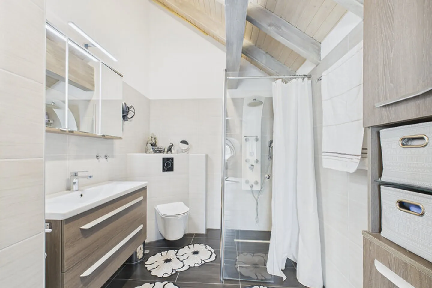 EIN HAUS, ZWEI WELTEN - LOFT UND EINLIEGERWOHNUNG IM DIALOG - Foto 4 von 8