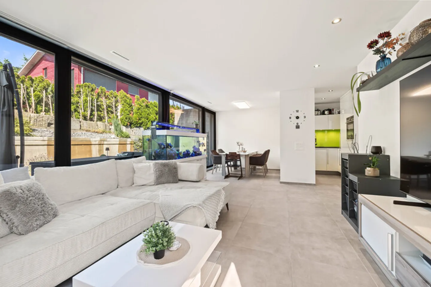 High-Quality 3.5 Room Garden Apartment in Preferred Location - Photo 2 of 8