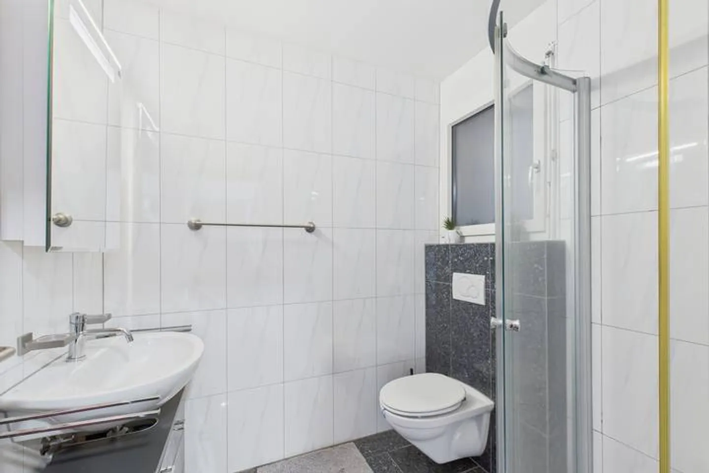 VILLA ARCHITECTURALE MODERNE AVEC VUE SUR LE LAC ET FINITIONS DE HAUTE QUALITÉ À NOTTWIL - Photo 7 sur 9