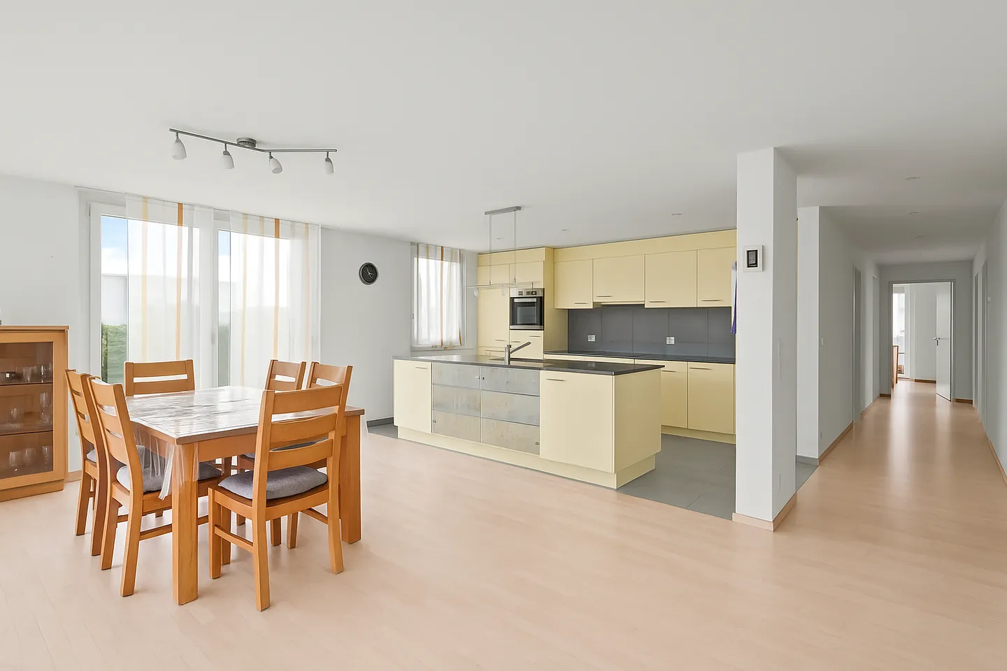 SPACIOUS GARDEN APARTMENT WITH PRIVATE LAKE PLOT - Photo 5 of 8