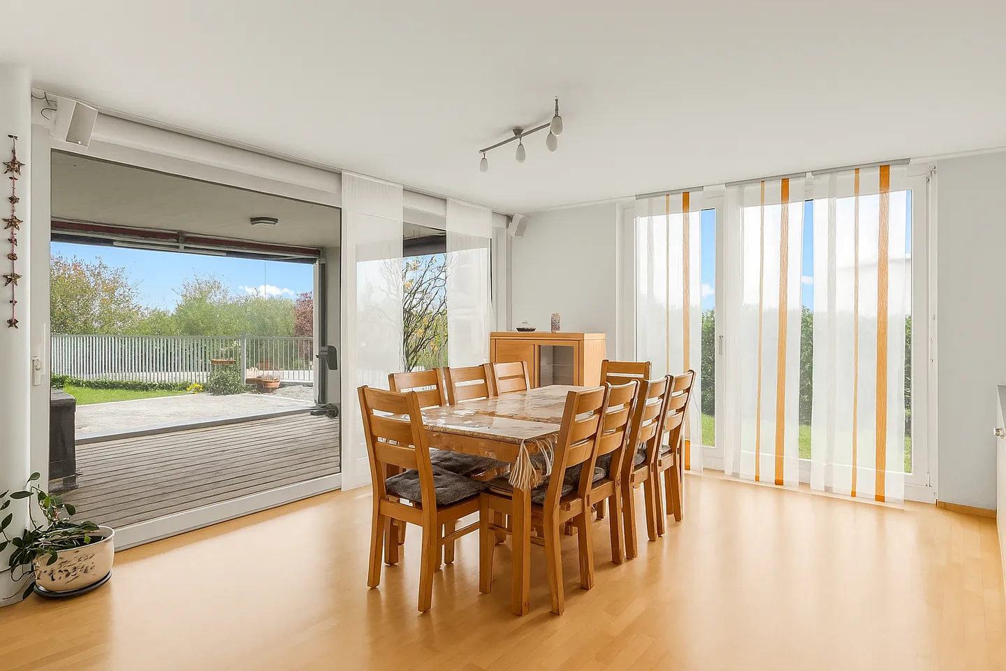 SPACIOUS GARDEN APARTMENT WITH PRIVATE LAKE PLOT - Photo 4 of 8