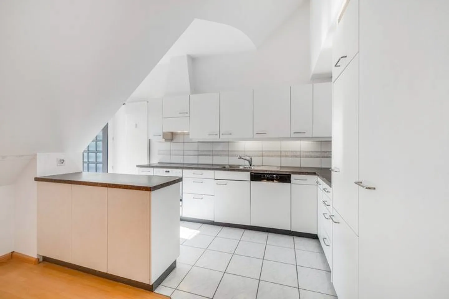 BRIGHT PENTHOUSE WITH LOTS OF SPACE AND QUIET - Photo 8 of 9