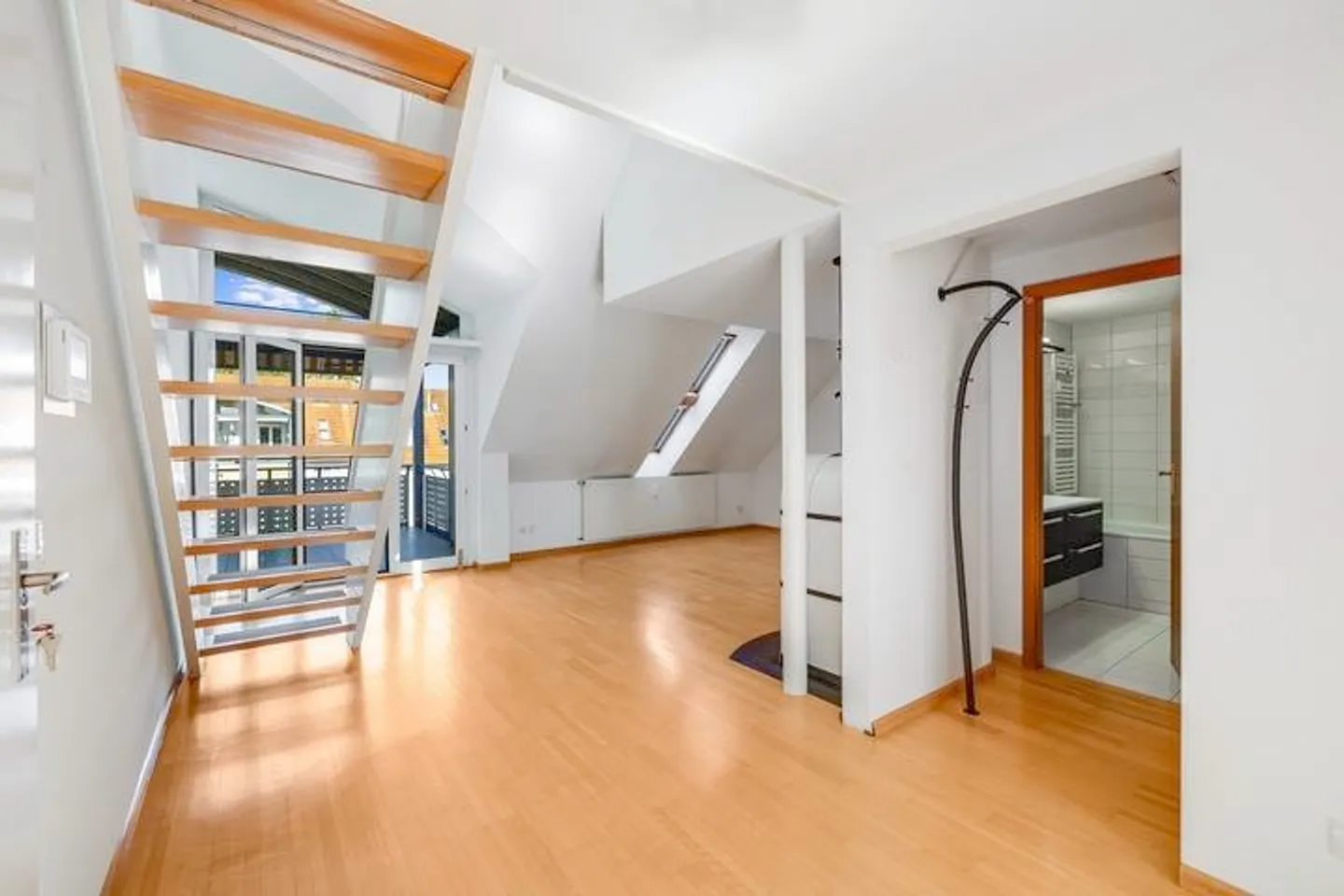 BRIGHT PENTHOUSE WITH LOTS OF SPACE AND QUIET - Photo 5 of 9