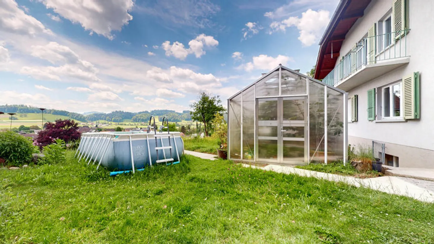 IDYLLISCHES GARTENPARADIES AM WALDRAND MIT GROSSER LANDWIRTSCHAFTSPARZELLE - Foto 7 von 7