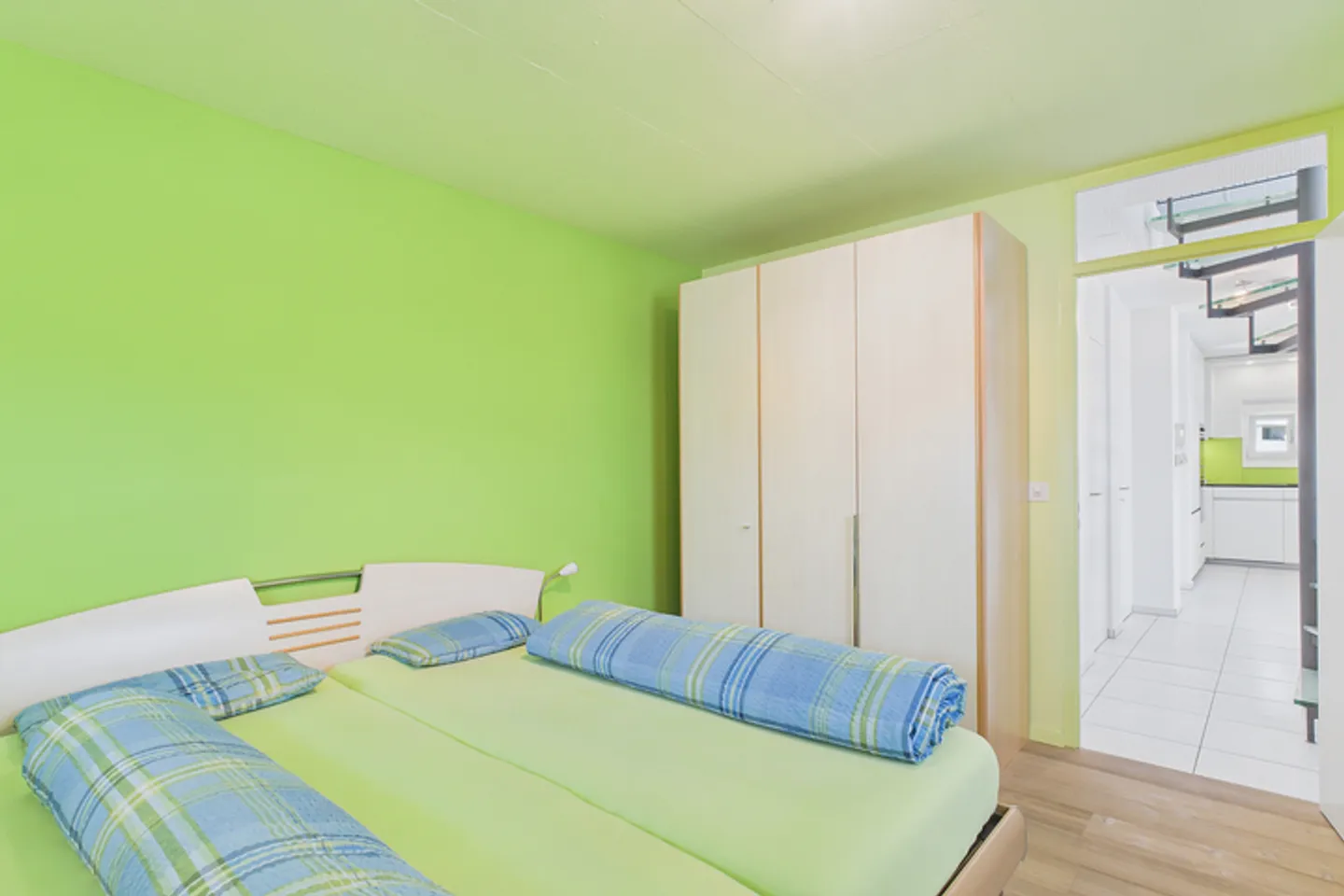 WOHNEN MIT WEITBLICK - CHARMANTE MAISONETTE-ATTIKAWOHNUNG IN BOLLIGEN - Foto 5 von 8