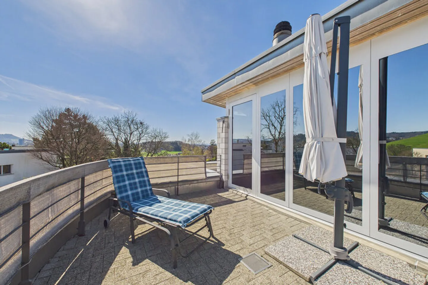 WOHNEN MIT WEITBLICK - CHARMANTE MAISONETTE-ATTIKAWOHNUNG IN BOLLIGEN - Foto 8 von 8