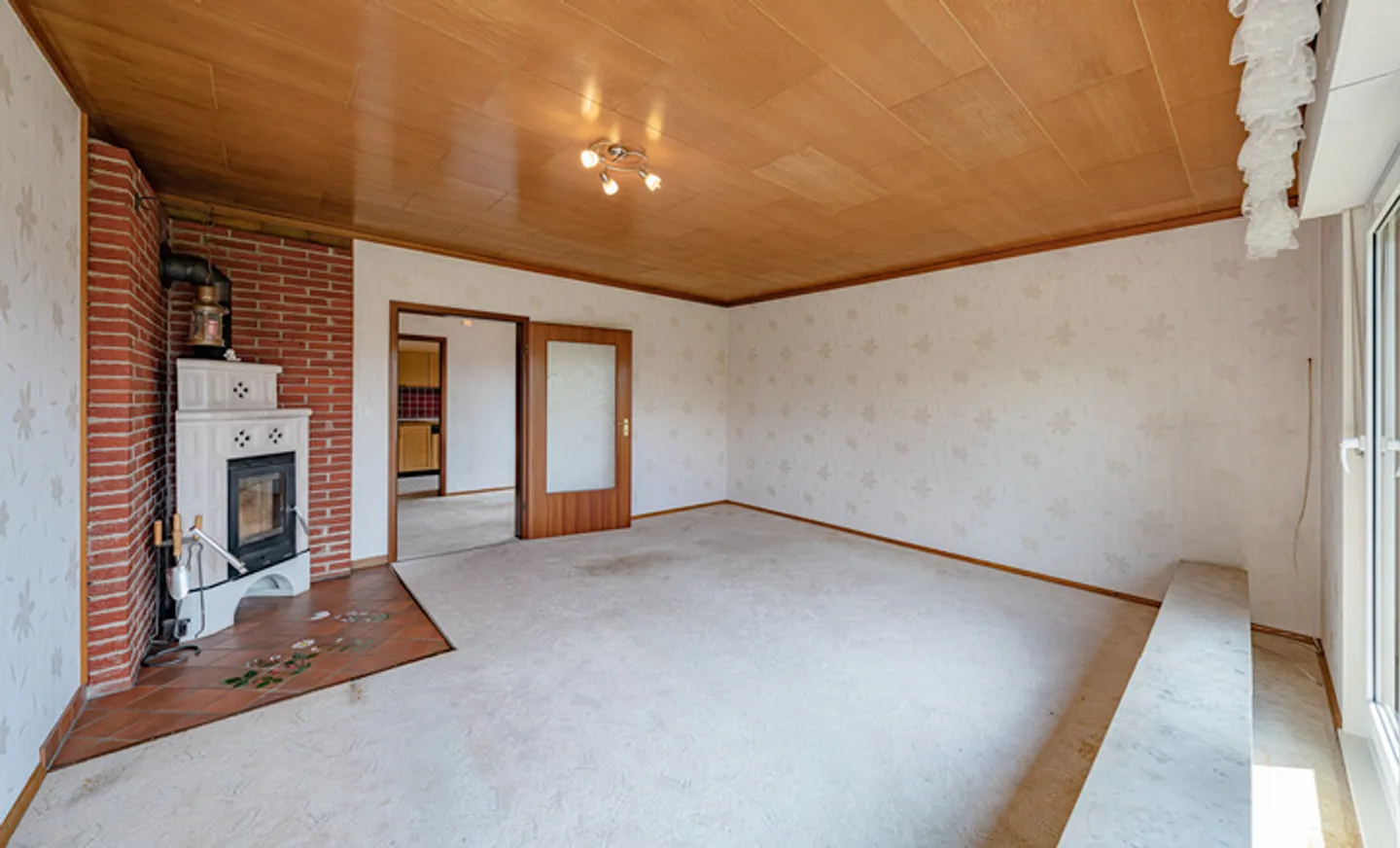 FREISTEHENDES EINFAMILIENHAUS MIT MEHR ALS 900 M² - Foto 5 von 8