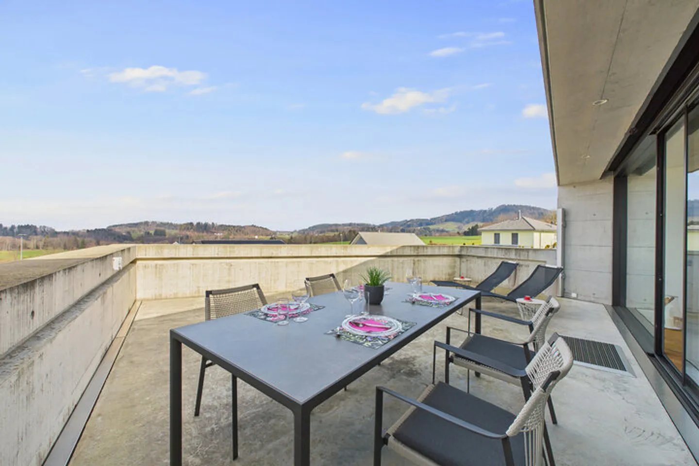 MAISON D'ARCHITECTE MODERNE AVEC ESTHÉTIQUE EN BÉTON INTEMPORELLE - Photo 6 sur 8