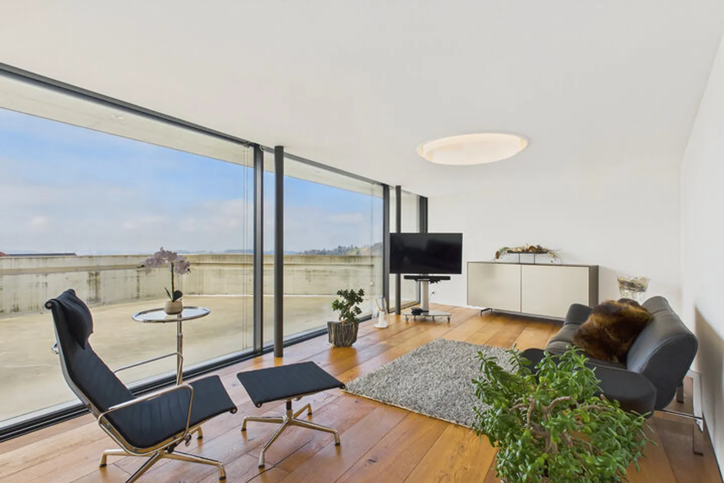 MAISON D'ARCHITECTE MODERNE AVEC ESTHÉTIQUE EN BÉTON INTEMPORELLE - Photo 2 sur 8