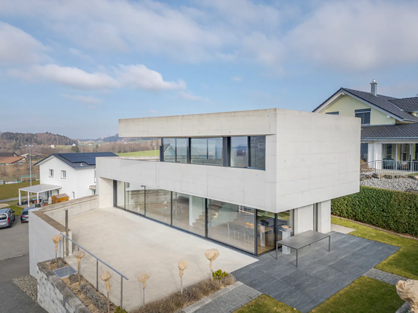 MAISON D'ARCHITECTE MODERNE AVEC ESTHÉTIQUE EN BÉTON INTEMPORELLE - Photo 1 sur 8