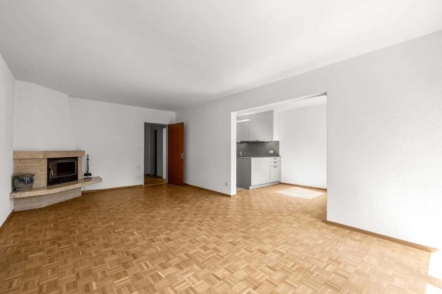 Charming Ownership Apartment with Fireplace and Feel-Good Factor - Photo 4 of 8