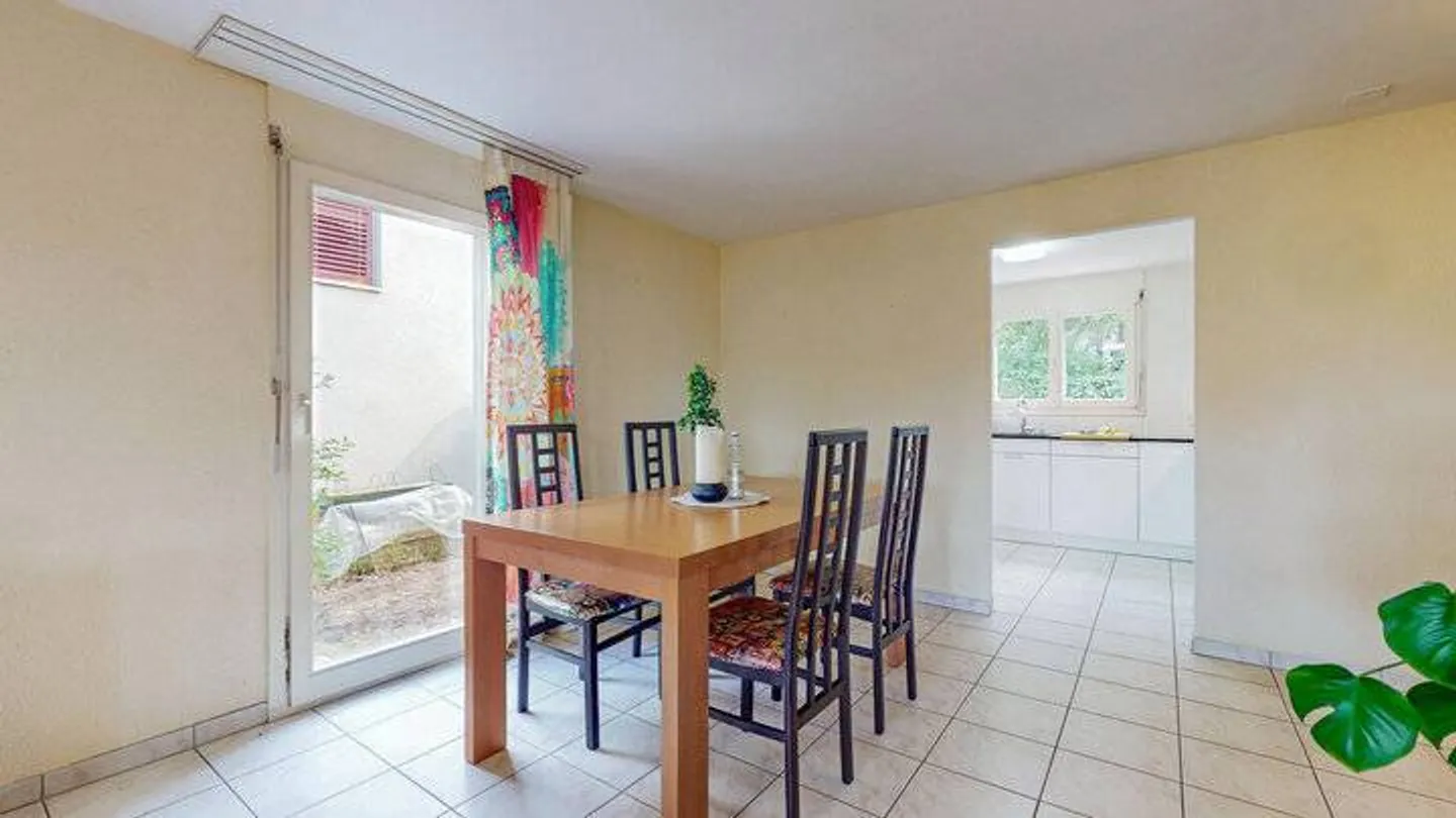 Maison jumelée de 6,5 pièces bien entretenue avec jardin et balcon - Photo 4 sur 9