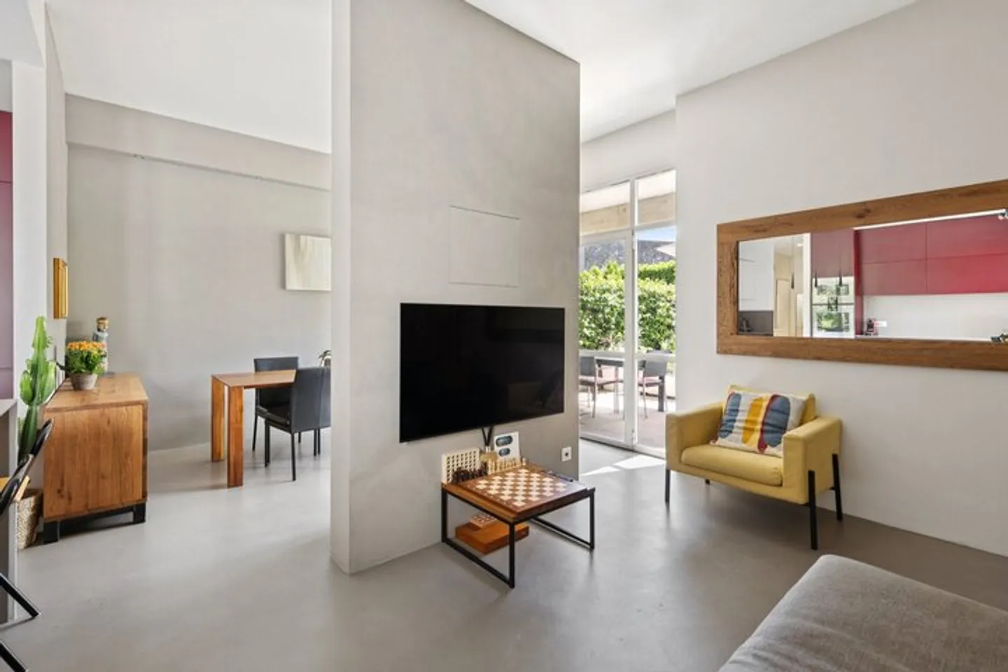 MODERN GARDEN APARTMENT - GREATLY RENOVATED - Photo 2 of 8