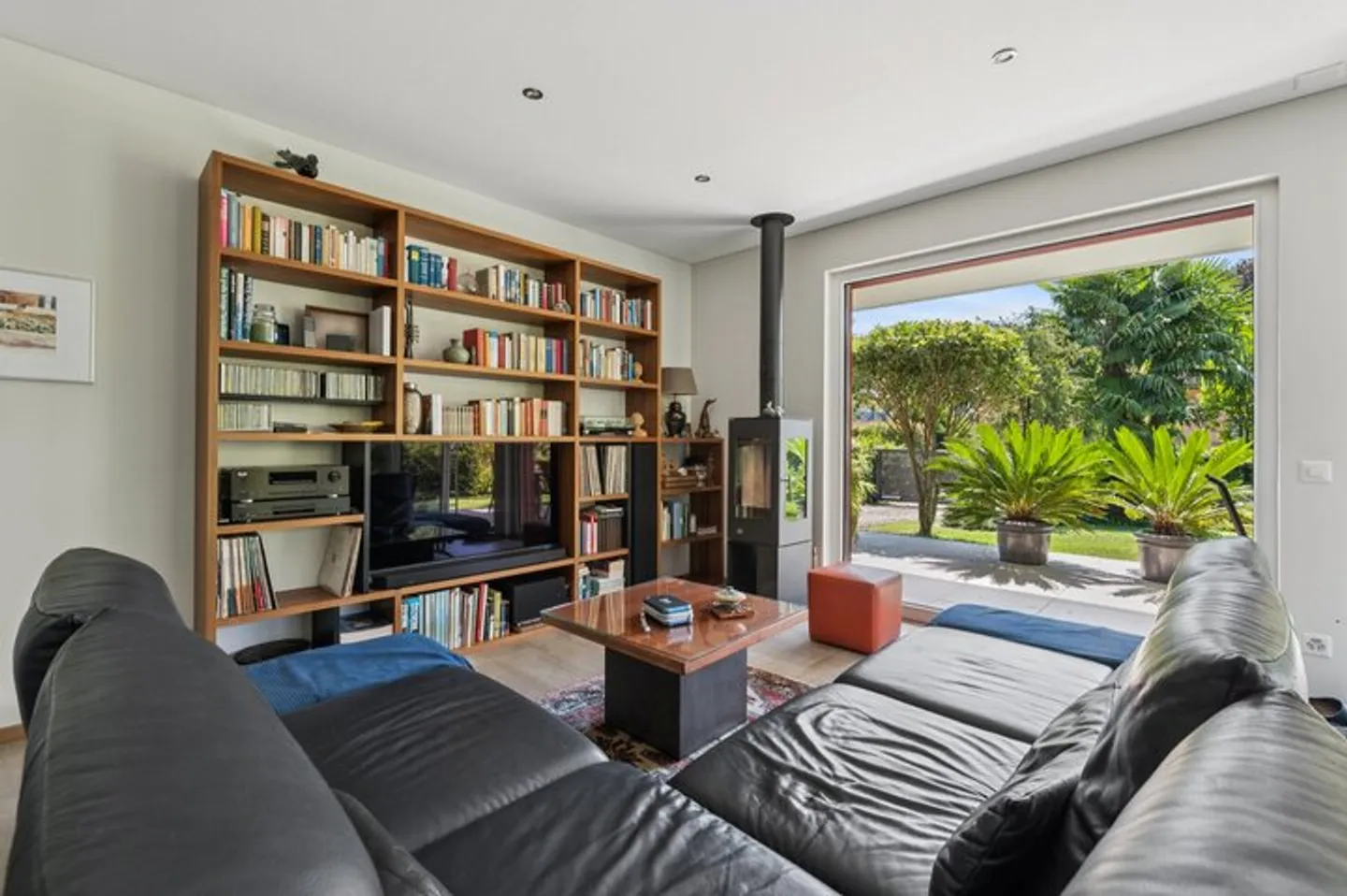 VILLA ATTRACTIVE ENTOURÉE DE PALMIERS - Photo 3 sur 8