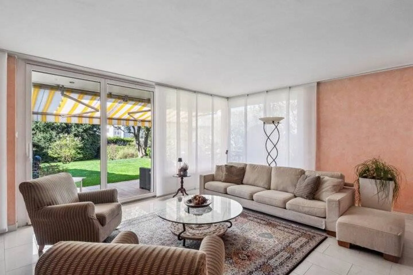 PALMS, PEACE AND QUALITY OF LIFE - Photo 2 of 9