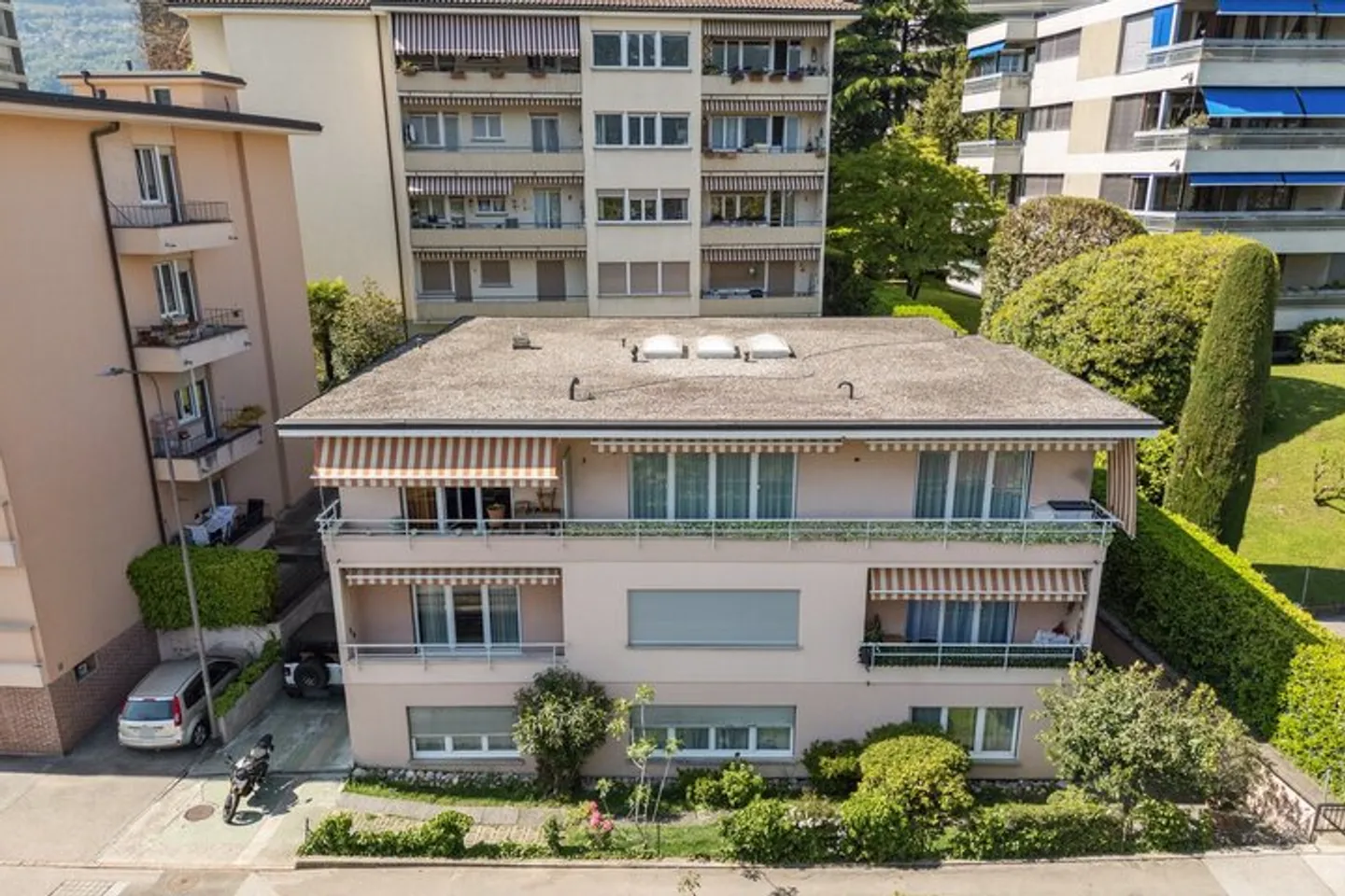 EXCITING MULTI-FAMILY HOUSE - FULLY RENTED - Photo 1 of 8