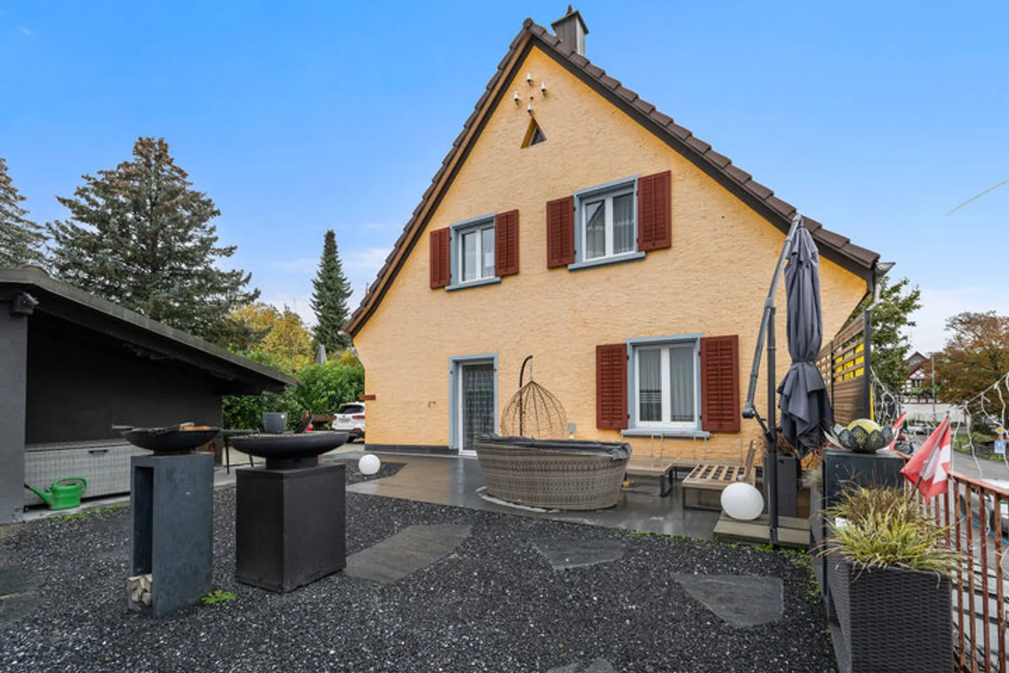 ATTRAKTIVES EINFAMILIENHAUS MIT GROSSEM GEWERBETEIL - Foto 1 von 8