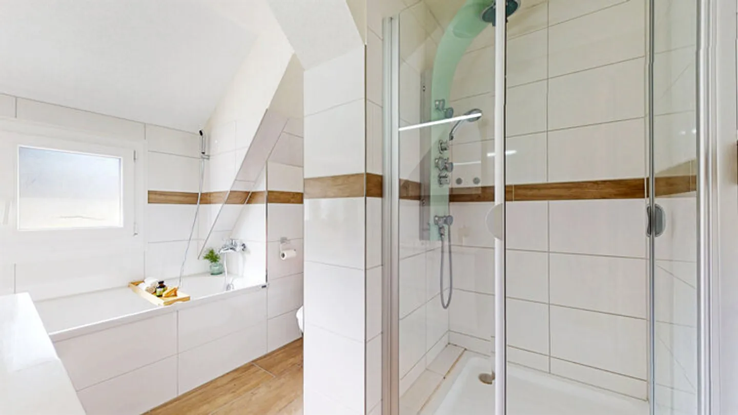 ATTRAKTIVES EINFAMILIENHAUS MIT GROSSEM GEWERBETEIL - Foto 8 von 8