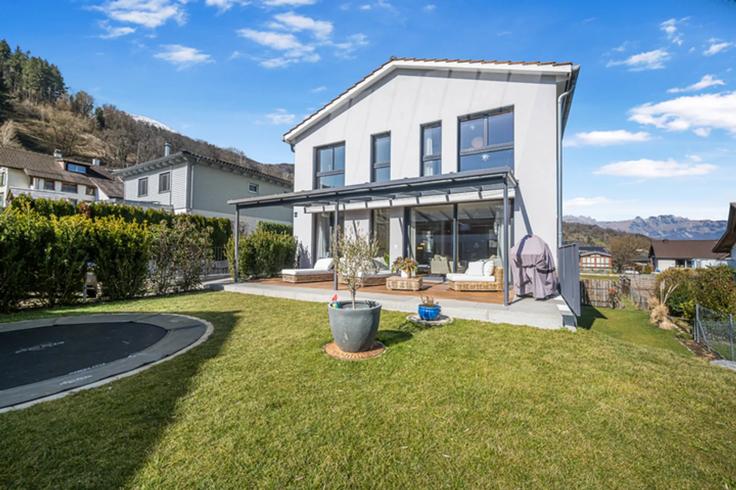 RAFFINÉ ET MODERNE : MAISON INDIVIDUELLE DANS UN EMPLACEMENT CALME - Photo 1 sur 8