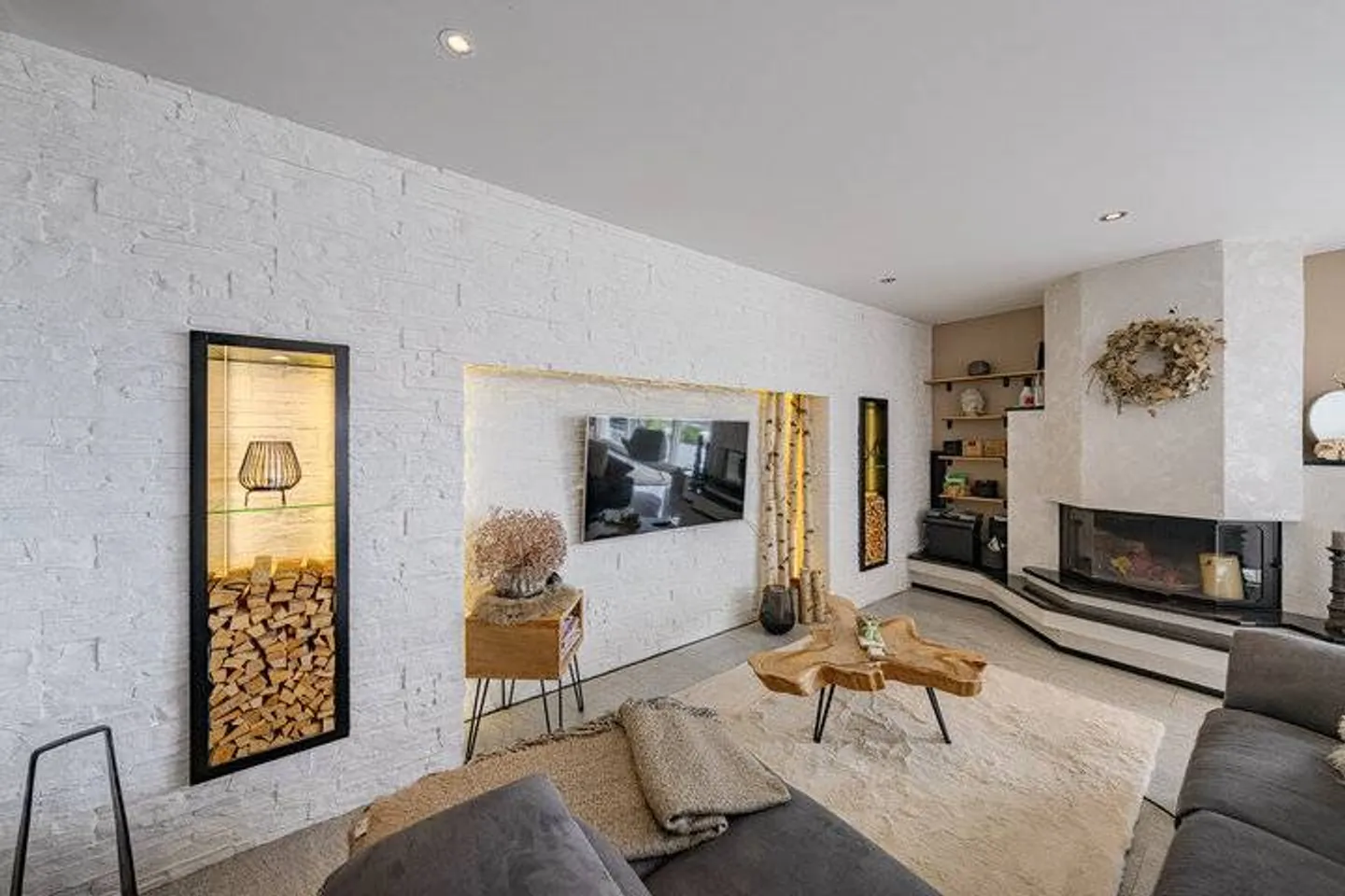 IMPRESSIVE VILLA WITH LAKE AND ALPINE VIEW - Photo 3 of 9