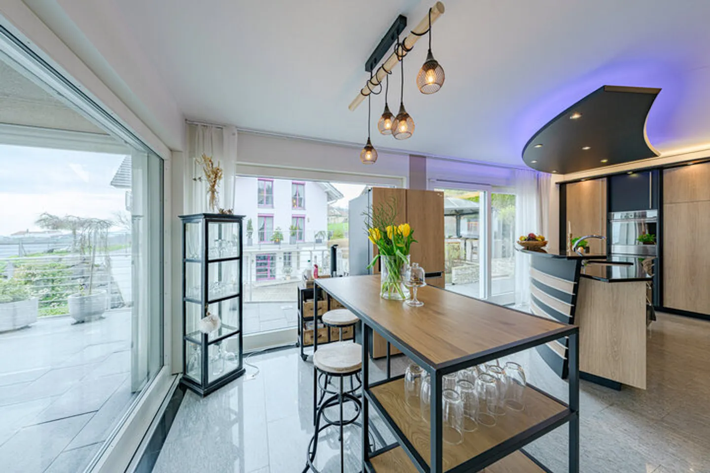 Villa imponente con vista sul lago e sulle Alpi - Foto 3 di 8