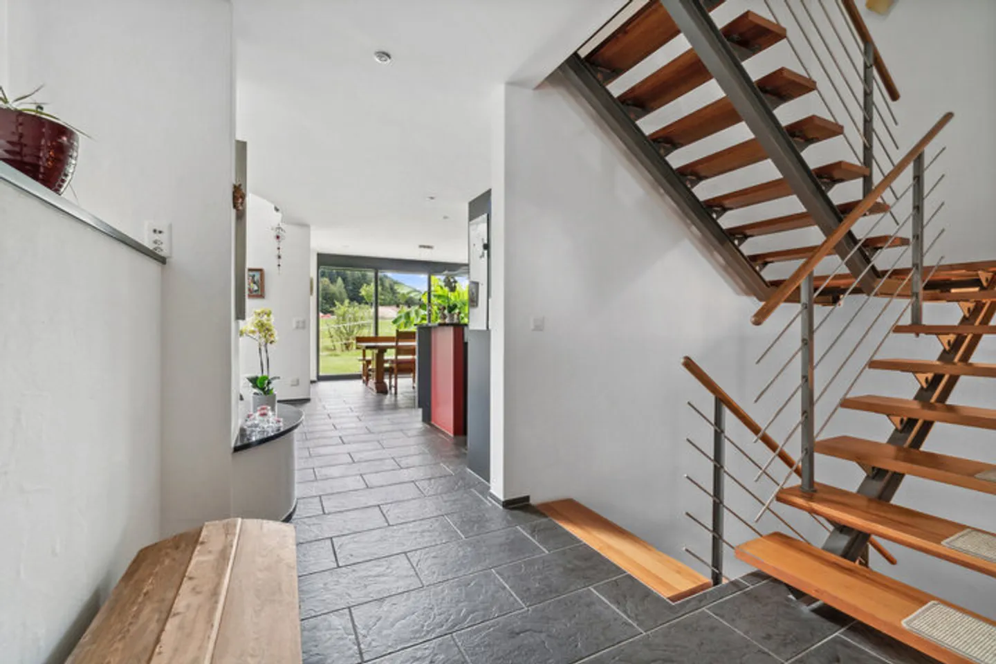 WOHNEN UND REITEN VEREINT - STILVOLLE DOPPELEINFAMILIEN HAUSHÄLFTE MIT ÜBER 6'000 m² GRUNDSTÜCK - Foto 7 von 8