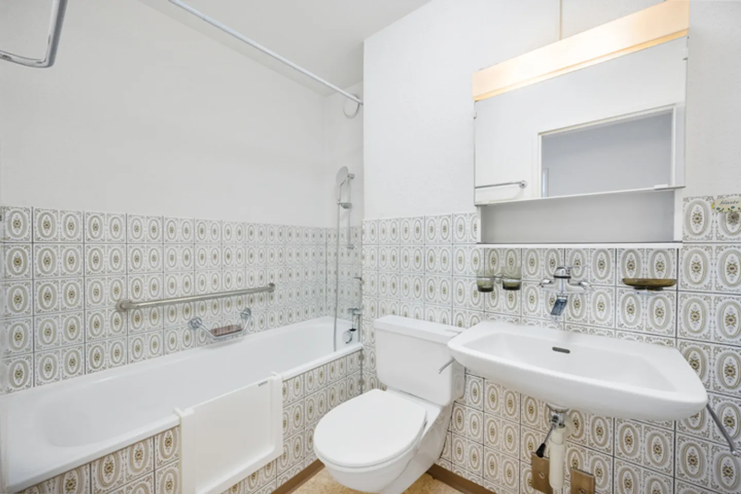 CITY-FLAIR IN THE TREND DISTRICT - Photo 7 of 8