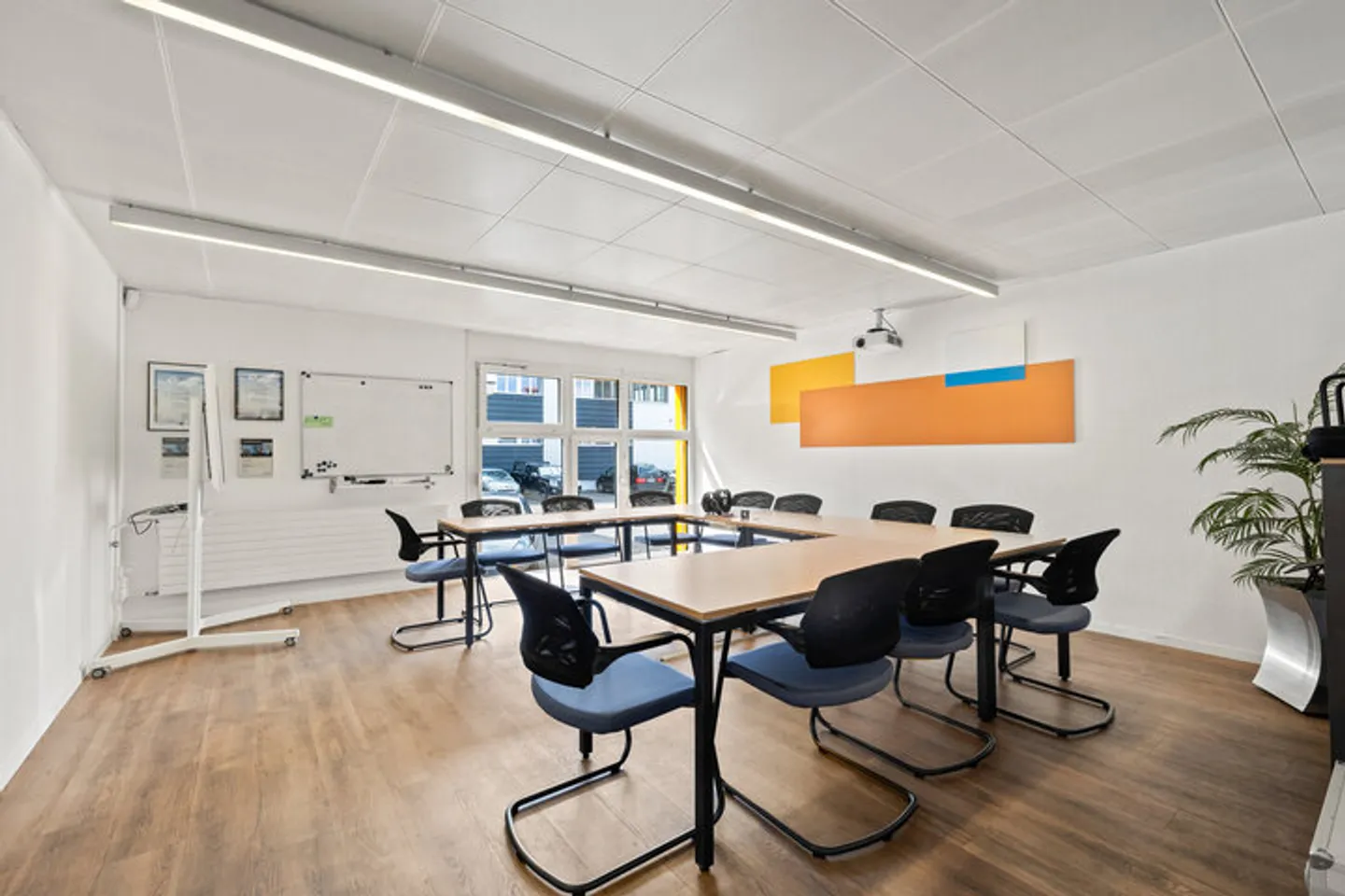 NEAR KLOTEN AIRPORT – COMMERCIAL SPACES WITH RESERVE AND POTENTIAL - Photo 2 of 8