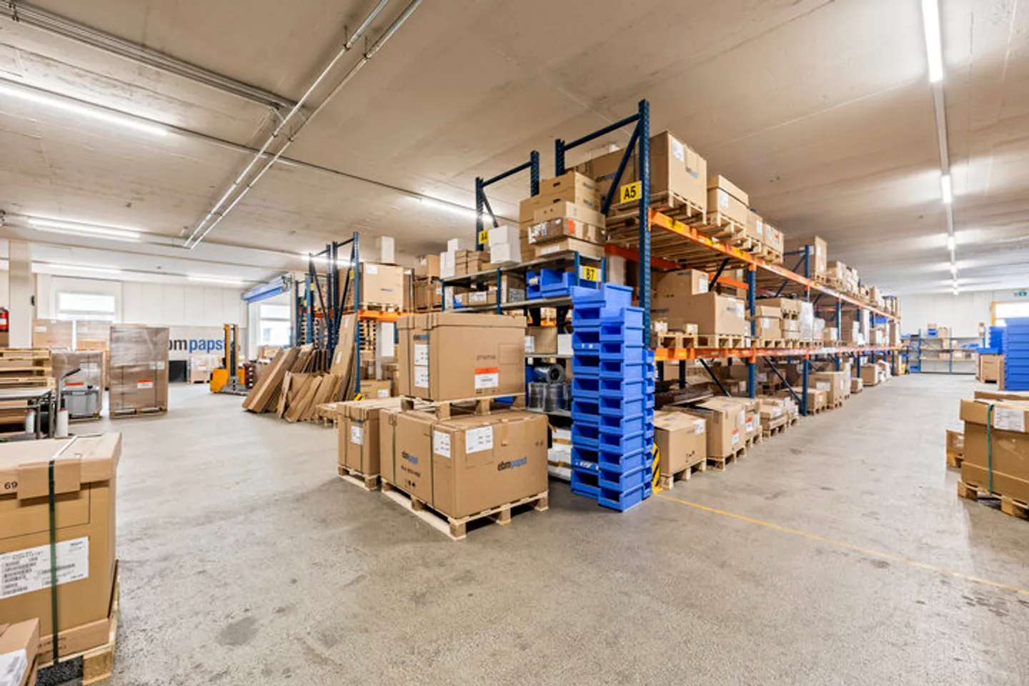 NEAR KLOTEN AIRPORT – COMMERCIAL SPACES WITH RESERVE AND POTENTIAL - Photo 4 of 8