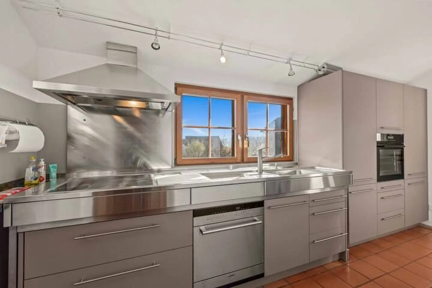 Charming Row House with Lake View and Swedish Stove in Pfäffikon - Photo 7 of 9