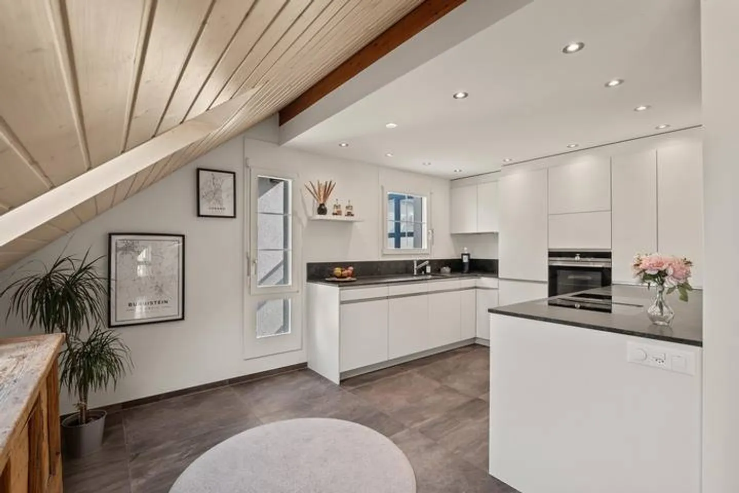 SPACIOUS ROOF APARTMENT - CHARMING AND AFFORDABLE - Photo 7 of 9