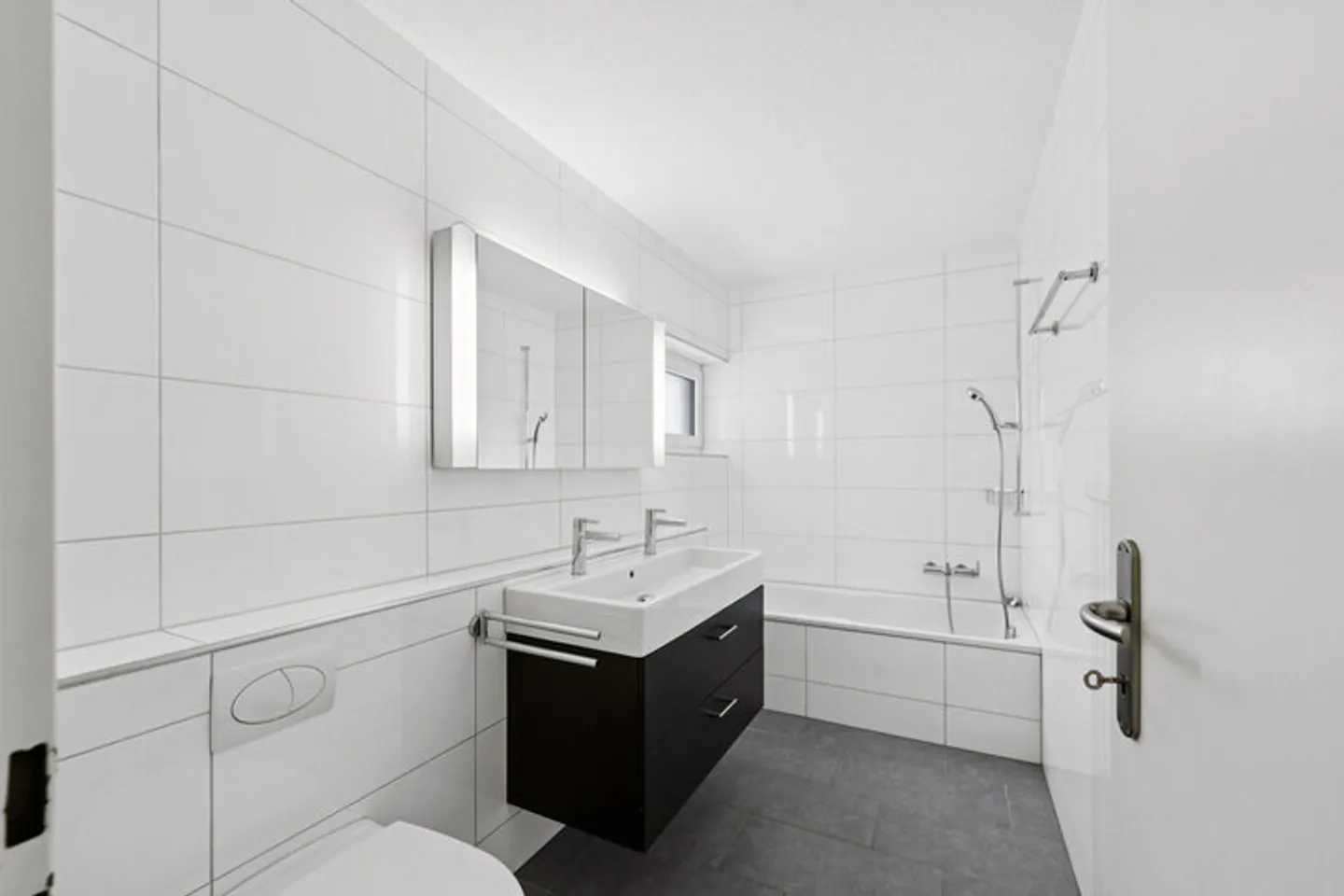 APPARTAMENTO DI 4,5 STANZE IN UNA POSIZIONE DESIDERABILE - Foto 6 di 8