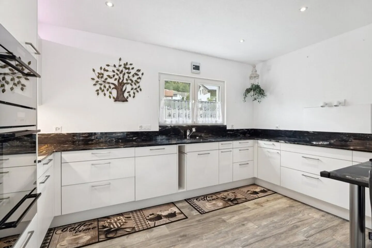 APPARTAMENTO MODERNO CON GIARDINO DI 172M² DI SUPERFICIE ABITABILE - Foto 4 di 8