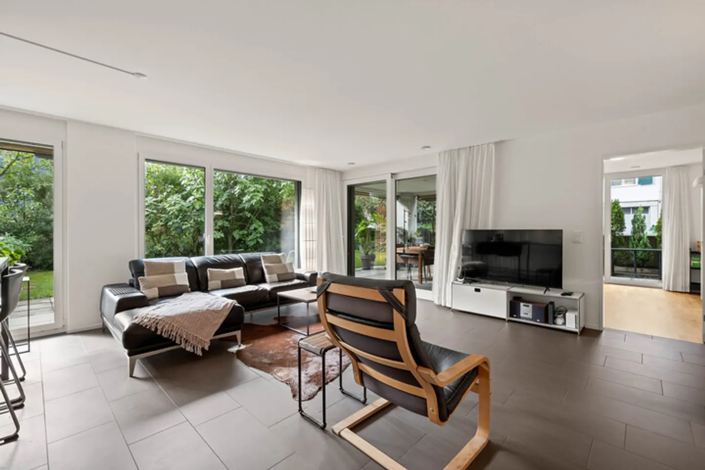 APPARTAMENTO MODERNO CON GIARDINO DIRETTAMENTE SULL'AARE - Foto 2 di 8