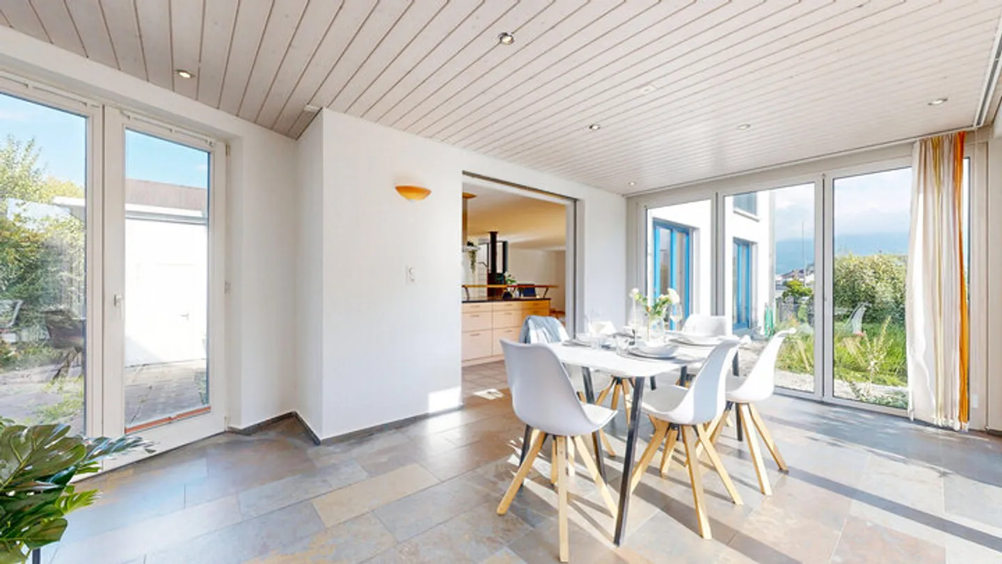 Attractive Single-Family House by the Water - Photo 4 of 8