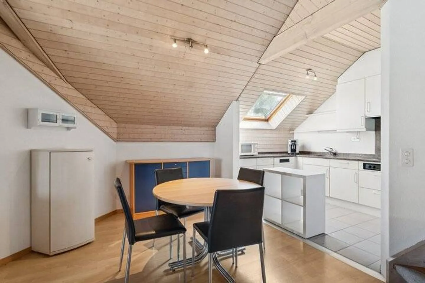 Charming Penthouse in a Quiet Location - Photo 7 of 9