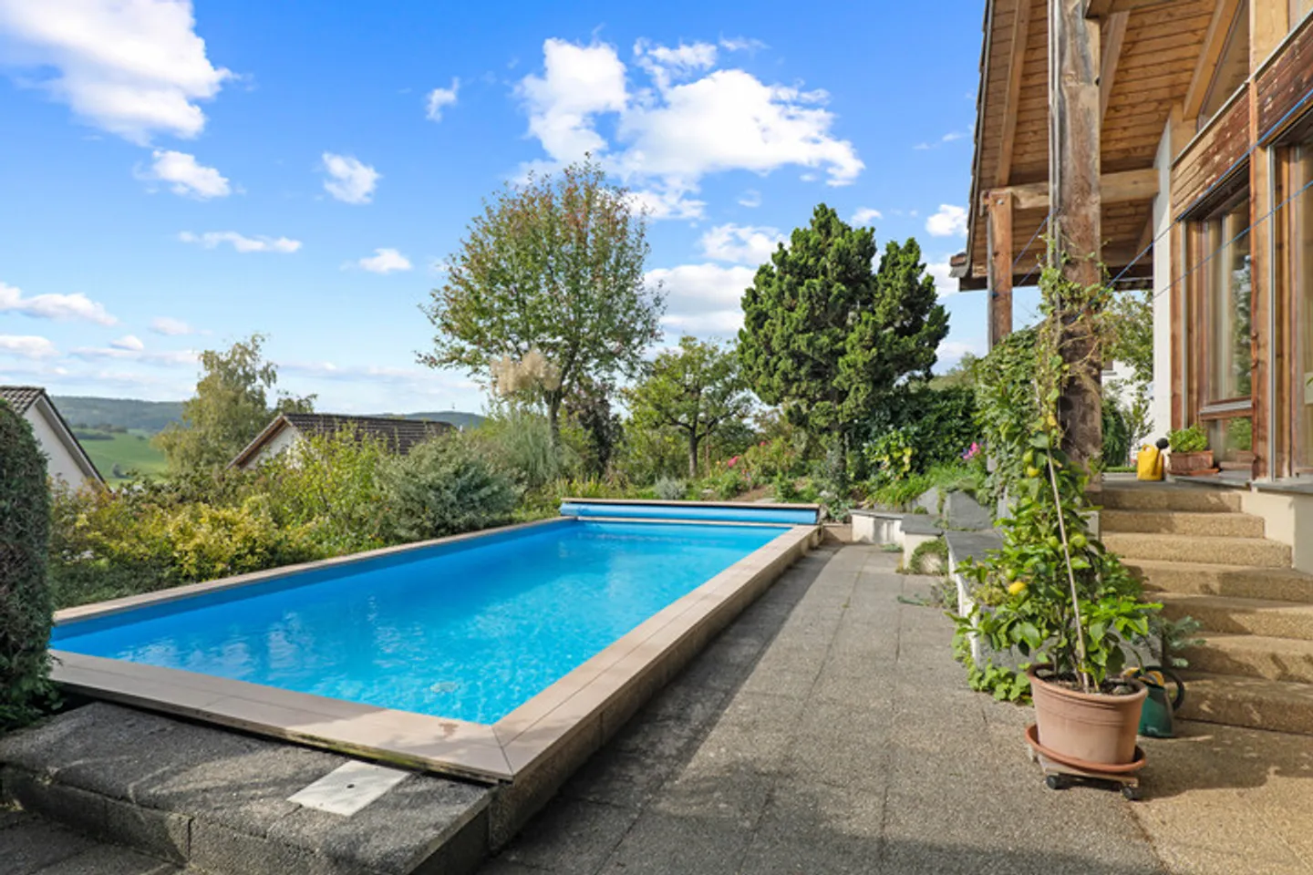 Un rêve devient réalité : maison individuelle avec piscine et jardin - Photo 8 sur 9
