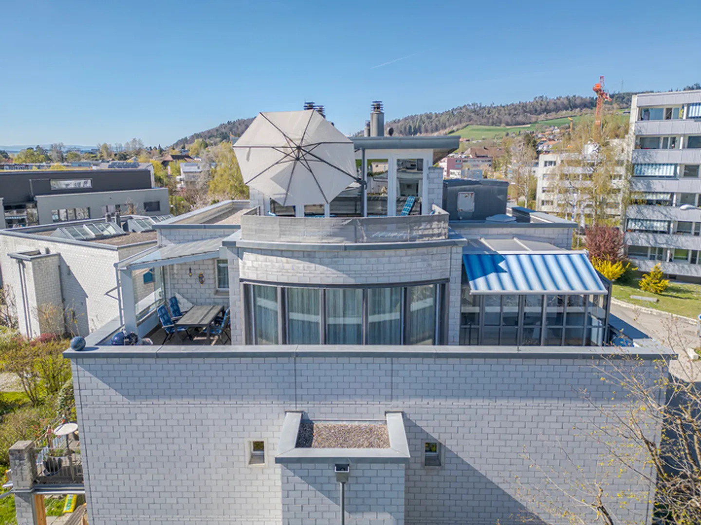 WOHNEN MIT WEITBLICK - CHARMANTE MAISONETTE-ATTIKAWOHNUNG IN BOLLIGEN - Foto 1 von 8