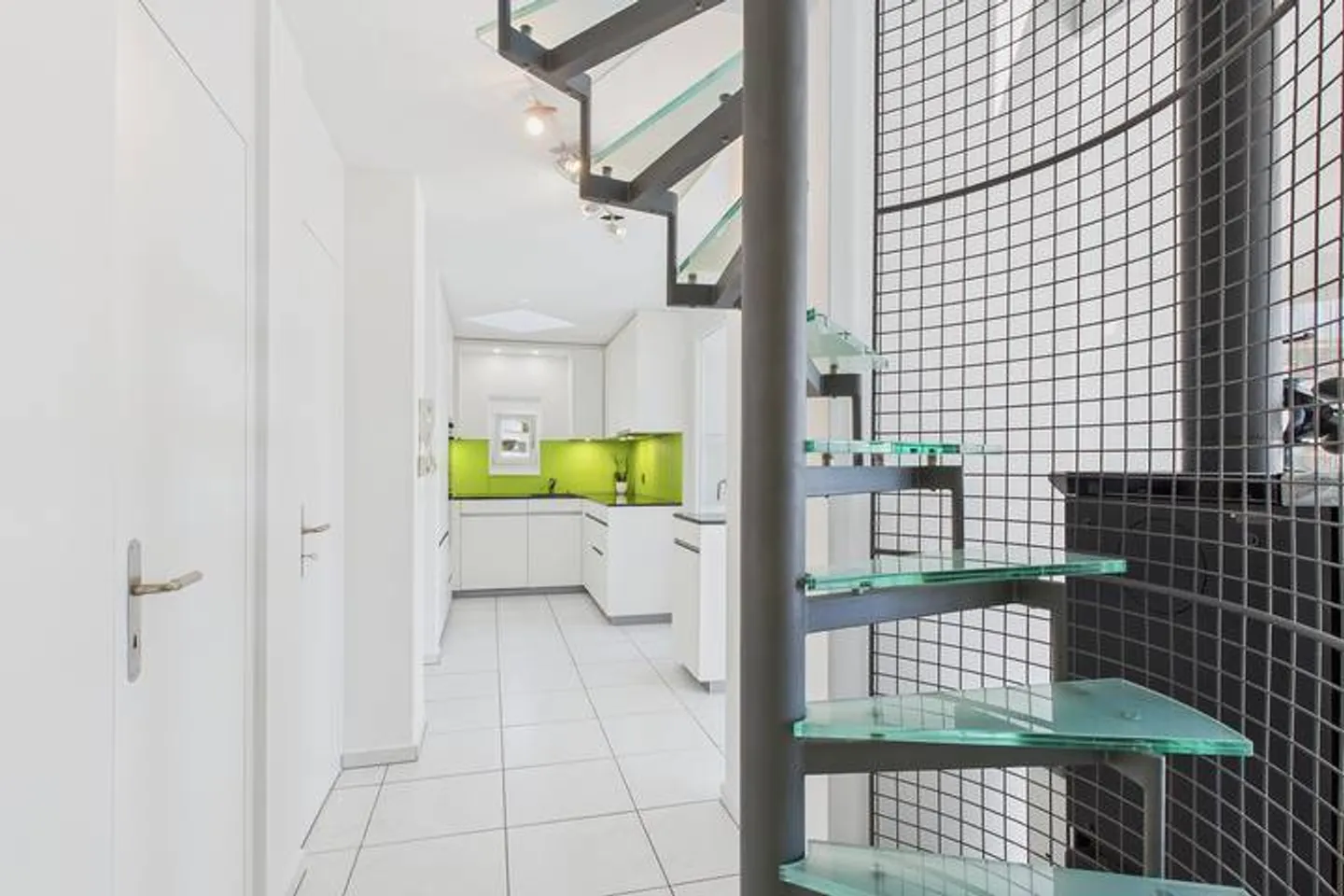 Confort de vie sur deux niveaux : Attique avec terrasse et belle vue - Photo 4 sur 6