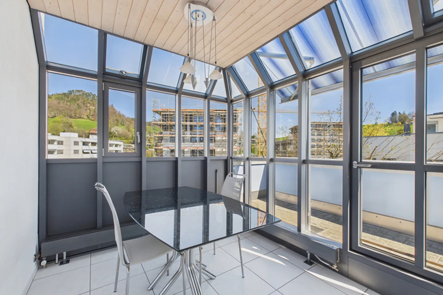 WOHNEN MIT WEITBLICK - CHARMANTE MAISONETTE-ATTIKAWOHNUNG IN BOLLIGEN - Foto 7 von 8