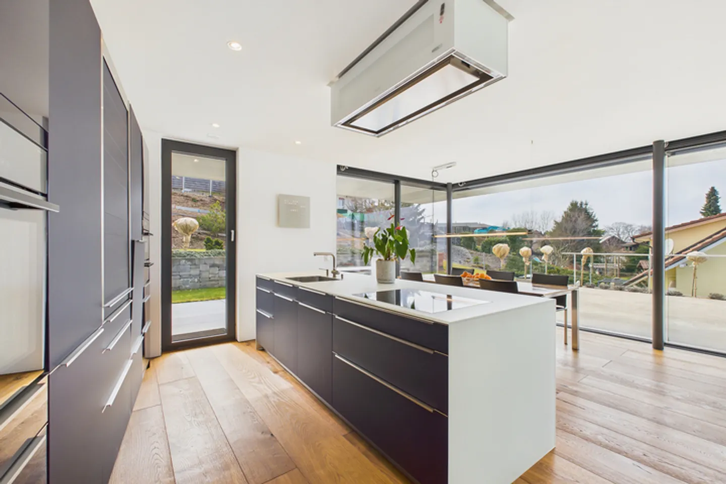 MAISON D'ARCHITECTE MODERNE AVEC ESTHÉTIQUE EN BÉTON INTEMPORELLE - Photo 3 sur 8